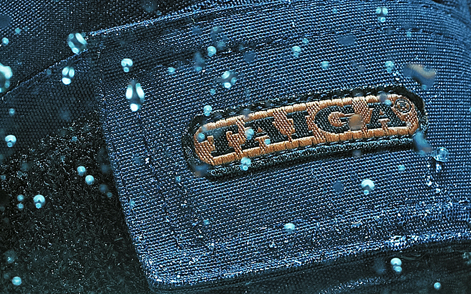 Närbild på arbetsbyxor och arbetsskjorta från Taiga ute i naturen