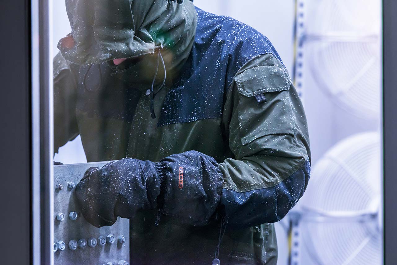 Person testar arbetskläder i Taigas kylkammare