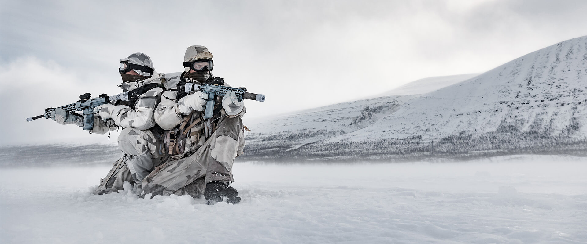 Militärer iklädda Taigas militära kläder och uniformsystem i fjällmiljö