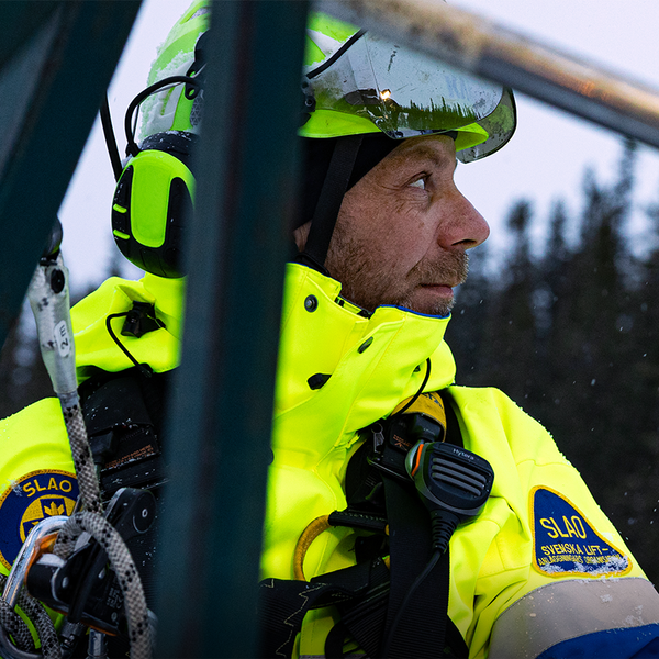 Kvinna med Taigakeps vid helikopter