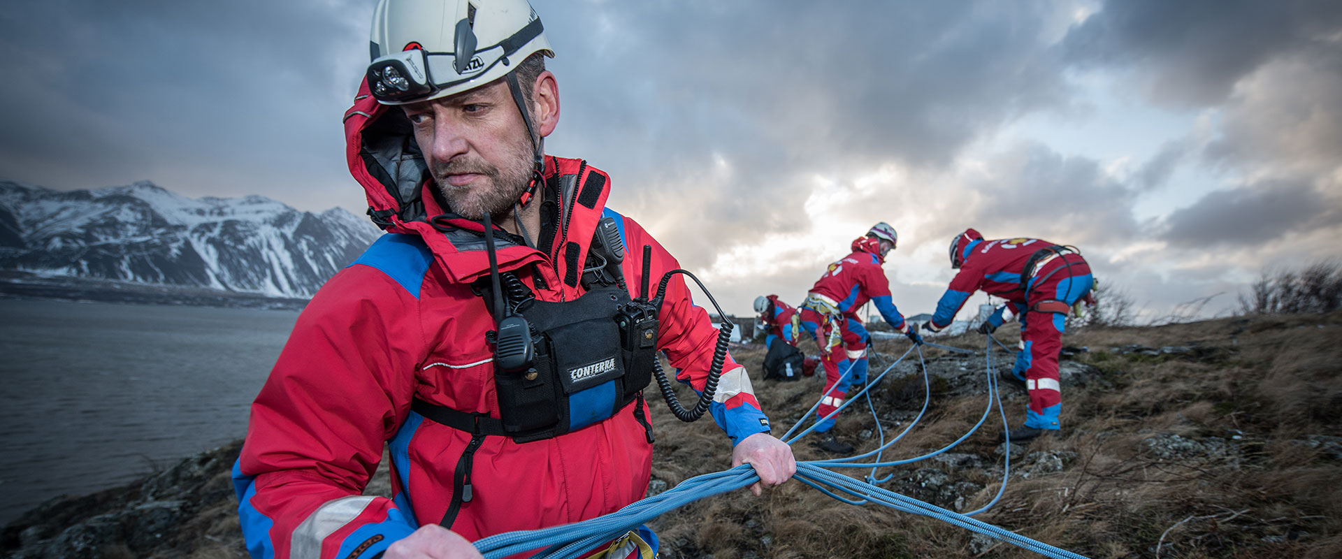 Isländsk Search & Rescue-personal iklädda Taigas arbetskläde i karg miljö